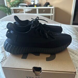 Onyx yeezy 350 men’s size 10